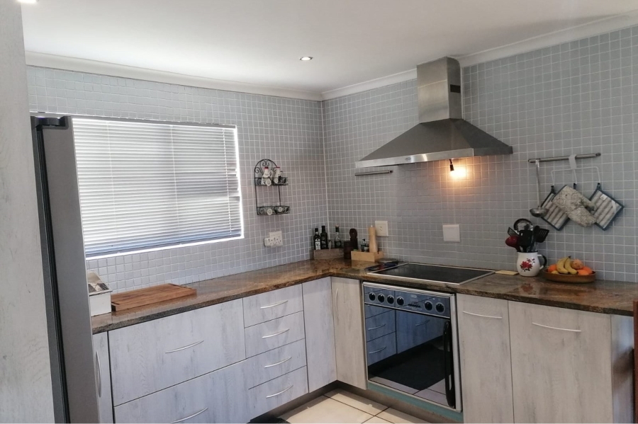 To Let 5 Bedroom Property for Rent in Paradise Beach Western Cape